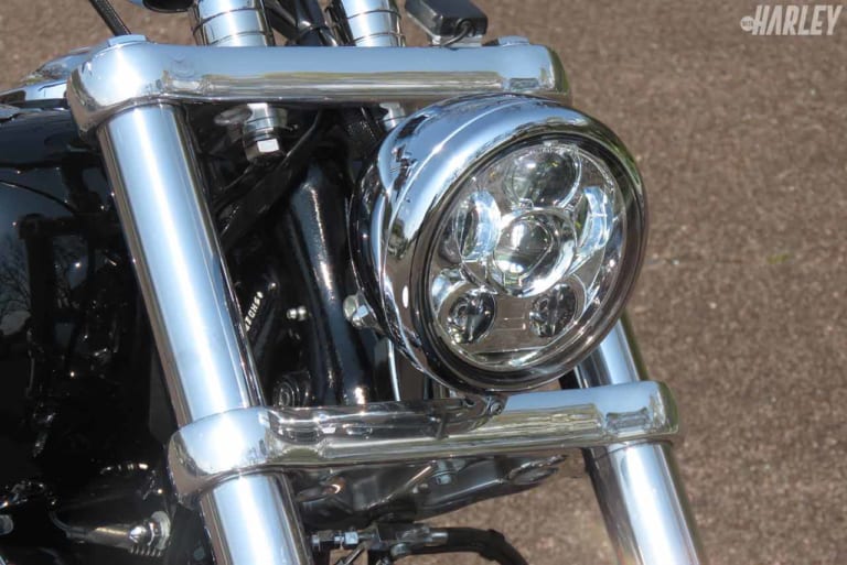 ヘッドライトは純正オプションのLED|ソフテイルブレイクアウトのスープアップカスタム【ハーレーカスタムトレンドNEWS】