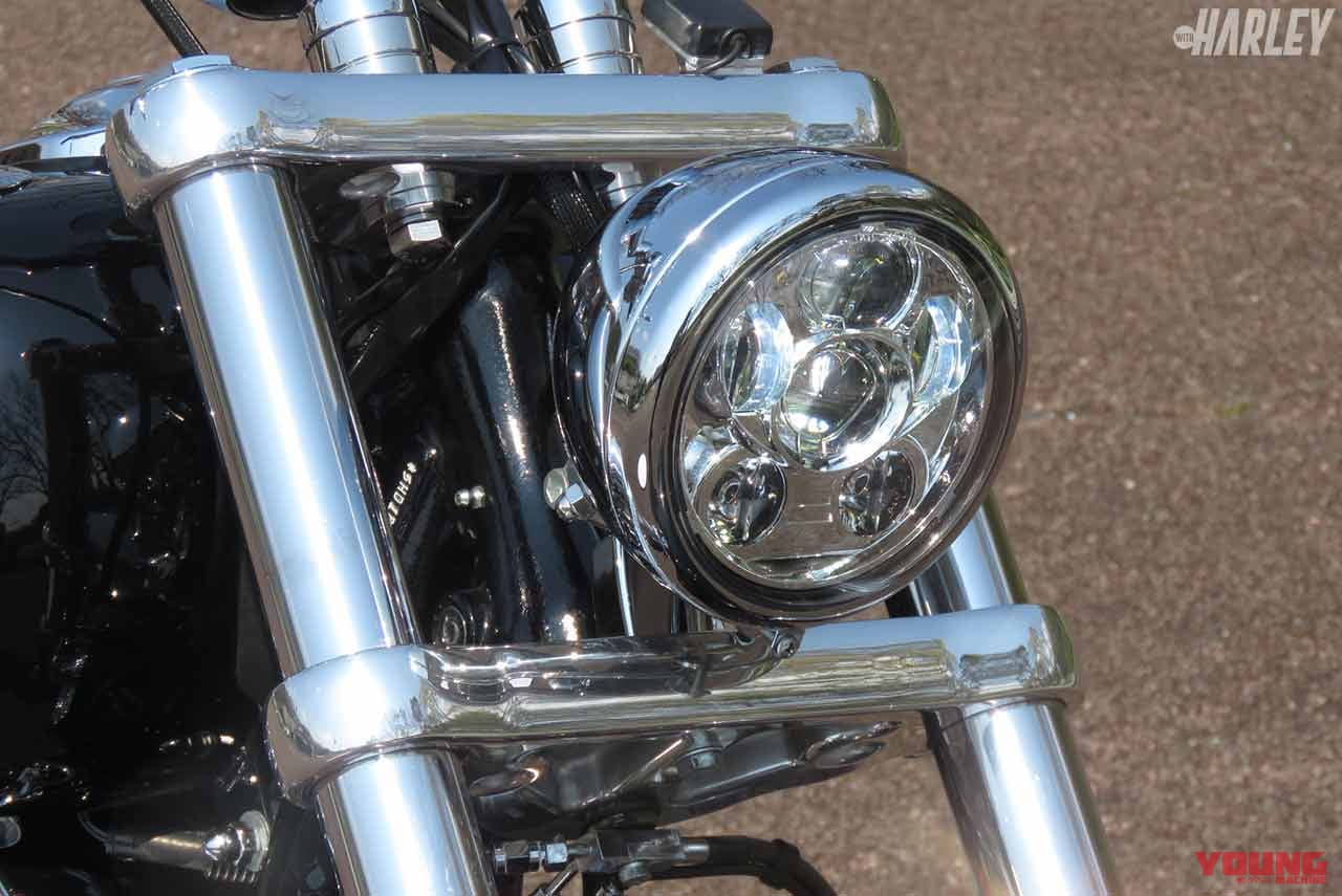 ヘッドライトは純正オプションのLED|ソフテイルブレイクアウトのスープアップカスタム【ハーレーカスタムトレンドNEWS】