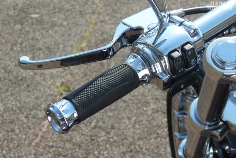 PM 製オーバードライブグリップ|ソフテイルブレイクアウトのスープアップカスタム【ハーレーカスタムトレンドNEWS】