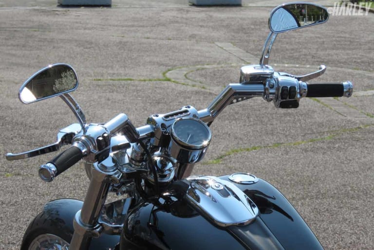 トラスク製のVラインバー|ソフテイルブレイクアウトのスープアップカスタム【ハーレーカスタムトレンドNEWS】