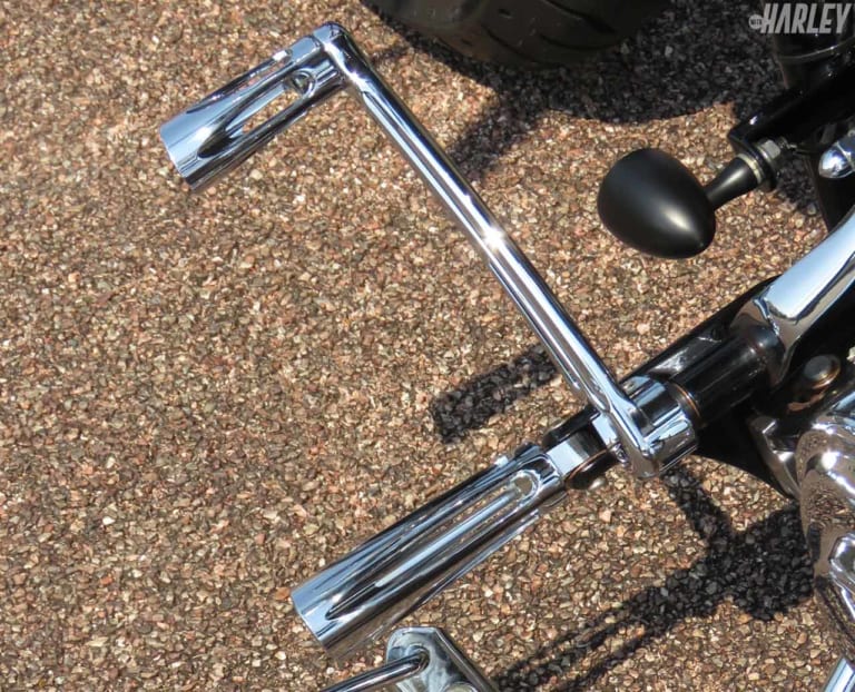 アレンネス製ディープカットデザインのステップ&コントロール|ソフテイルブレイクアウトのスープアップカスタム【ハーレーカスタムトレンドNEWS】
