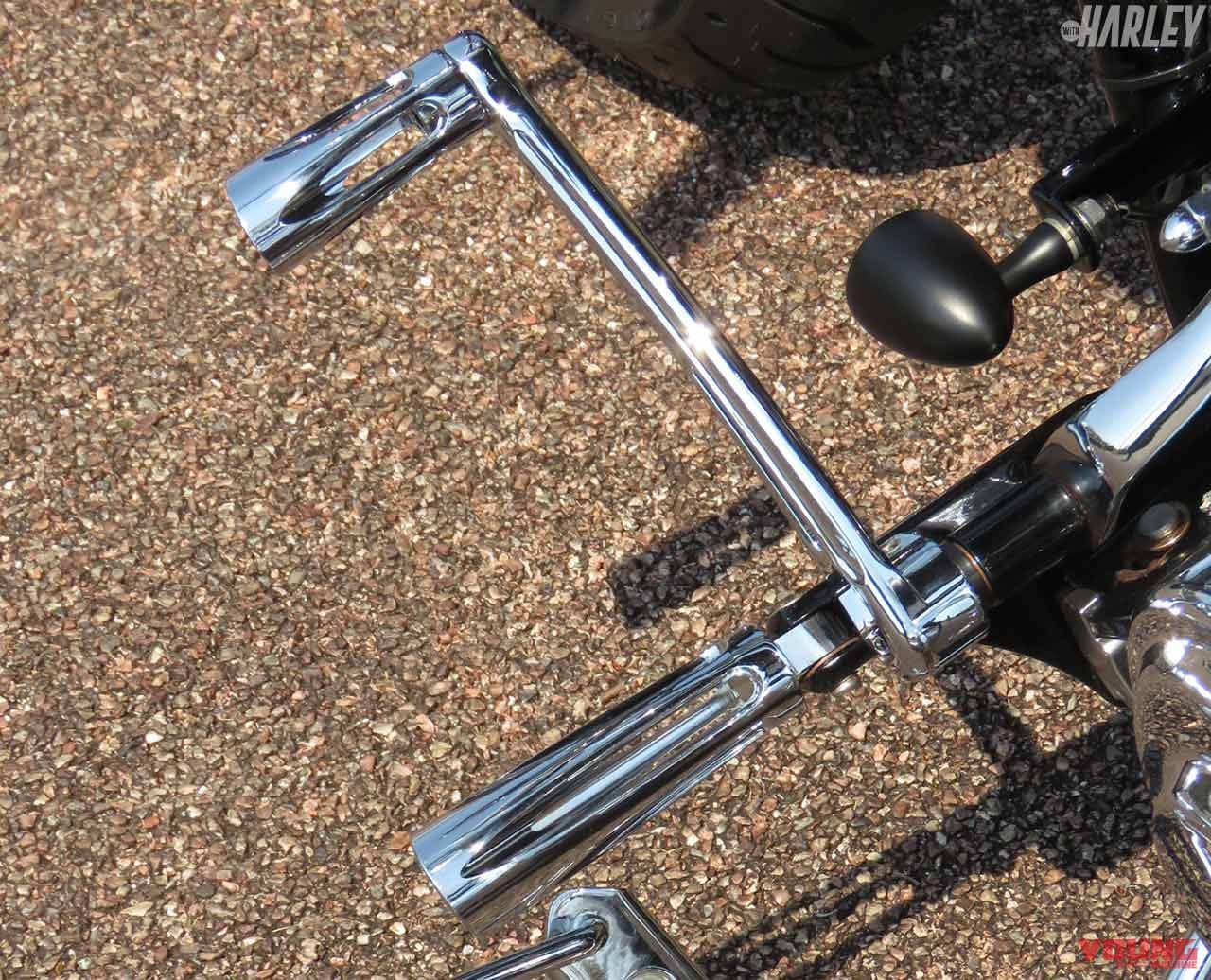 アレンネス製ディープカットデザインのステップ&コントロール|ソフテイルブレイクアウトのスープアップカスタム【ハーレーカスタムトレンドNEWS】