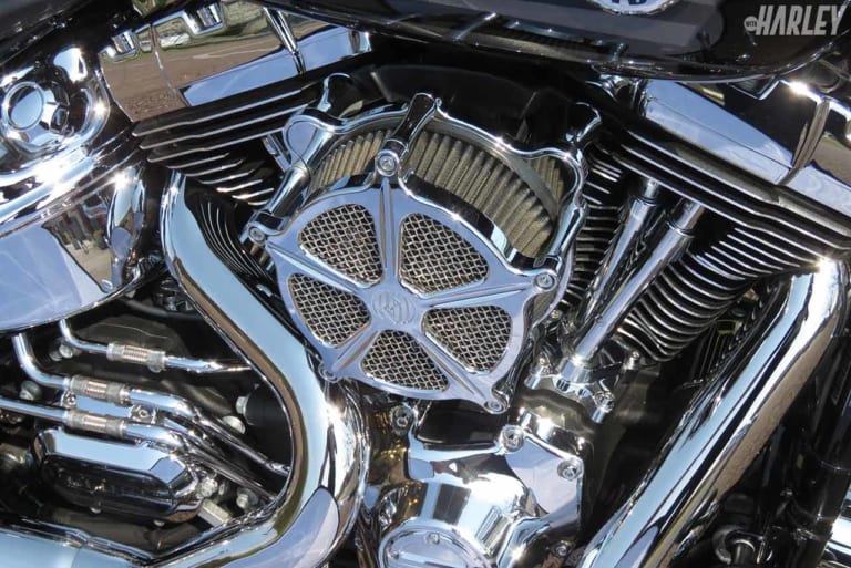 RSDのスピード5エアークリーナー|ソフテイルブレイクアウトのスープアップカスタム【ハーレーカスタムトレンドNEWS】