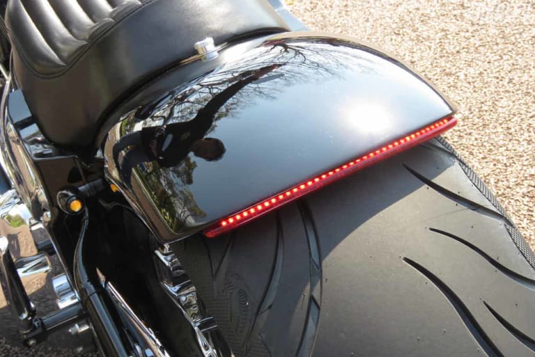 リヤフェンダーはサンダーバイク製|ソフテイルブレイクアウトのスープアップカスタム【ハーレーカスタムトレンドNEWS】