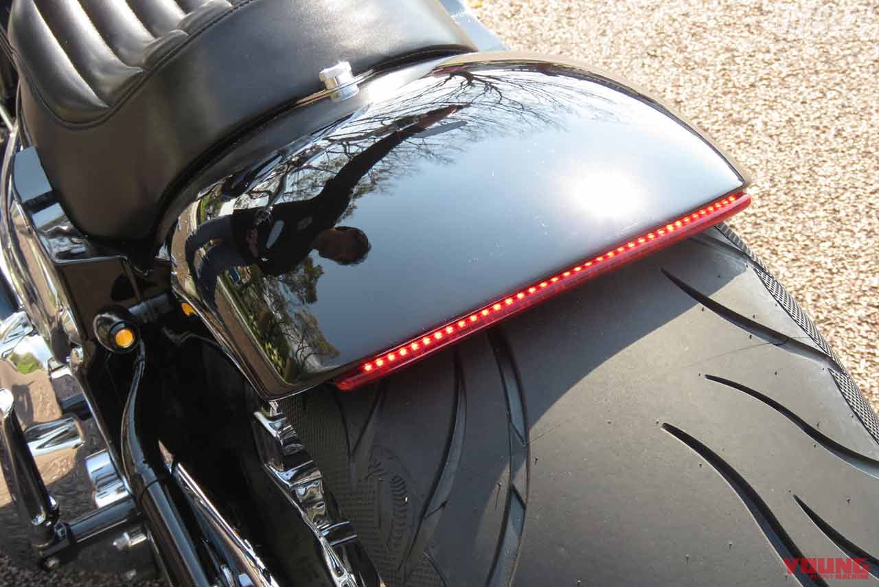 リヤフェンダーはサンダーバイク製|ソフテイルブレイクアウトのスープアップカスタム【ハーレーカスタムトレンドNEWS】