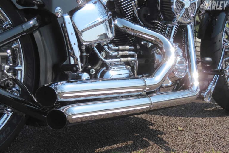 バサーニのプロストリートターンアウトマフラー|ソフテイルブレイクアウトのスープアップカスタム【ハーレーカスタムトレンドNEWS】