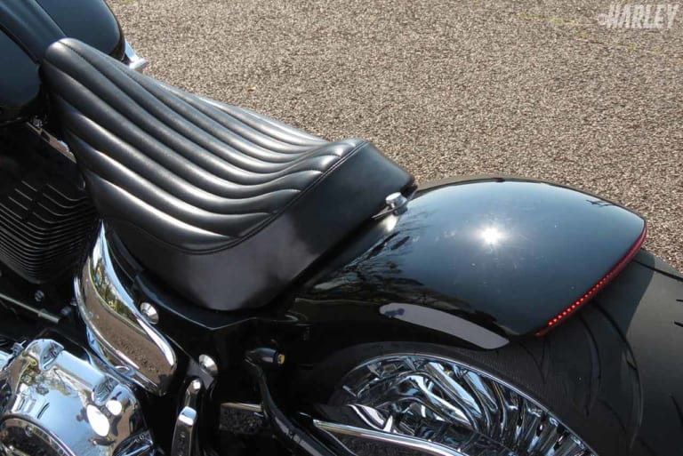 シートはバックドロップ製作のワンオフ|ソフテイルブレイクアウトのスープアップカスタム【ハーレーカスタムトレンドNEWS】