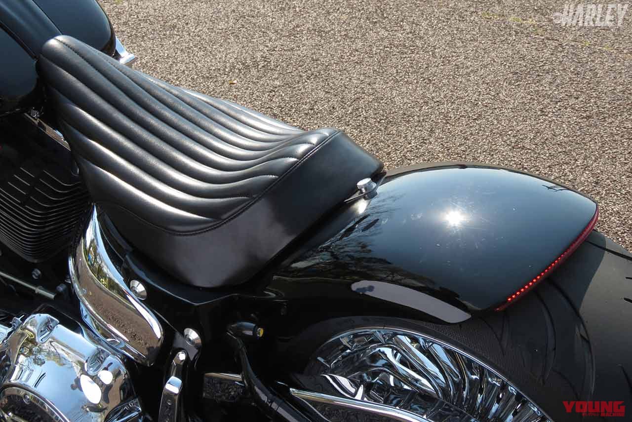 シートはバックドロップ製作のワンオフ|ソフテイルブレイクアウトのスープアップカスタム【ハーレーカスタムトレンドNEWS】