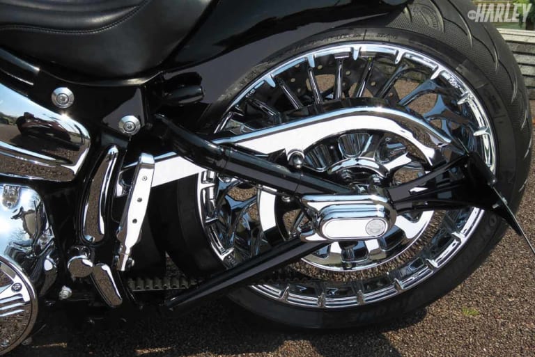 カスタムファクトリーノイズ製のサイドマウント|ソフテイルブレイクアウトのスープアップカスタム【ハーレーカスタムトレンドNEWS】