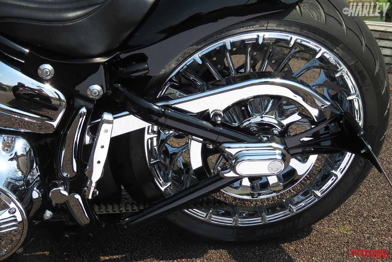 カスタムファクトリーノイズ製のサイドマウント|ソフテイルブレイクアウトのスープアップカスタム【ハーレーカスタムトレンドNEWS】