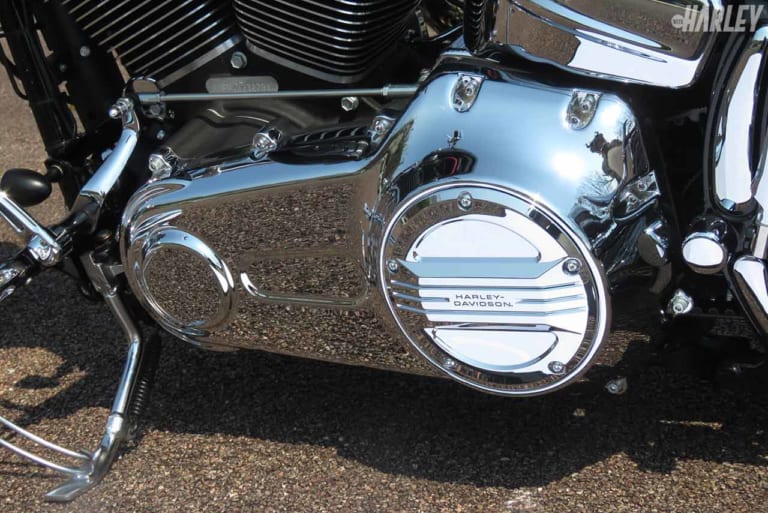 ダービーカバーは純正のエアーフローコレクション|ソフテイルブレイクアウトのスープアップカスタム【ハーレーカスタムトレンドNEWS】