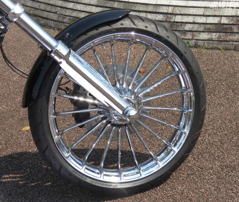 フロントホイール|ソフテイルブレイクアウトのスープアップカスタム【ハーレーカスタムトレンドNEWS】