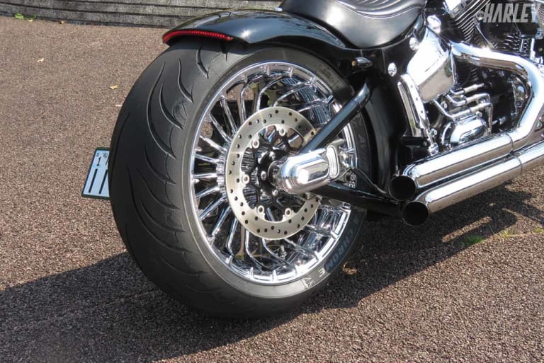 リアホイール|ソフテイルブレイクアウトのスープアップカスタム【ハーレーカスタムトレンドNEWS】