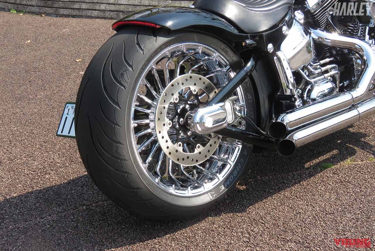 リアホイール|ソフテイルブレイクアウトのスープアップカスタム【ハーレーカスタムトレンドNEWS】