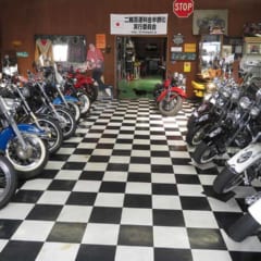 鼓動館の店内にはビンテージハーレーがぎっしり