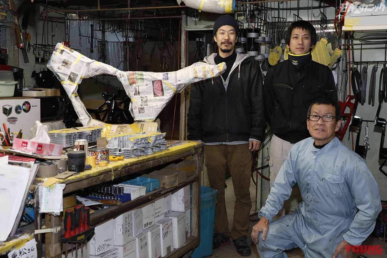パウダーコーティング・カトー代表の加藤さん(右)と精鋭スタッフ|’69ヤマハ トレール250 DT-1をフルレストア〈フレーム&インナーチューブ編〉