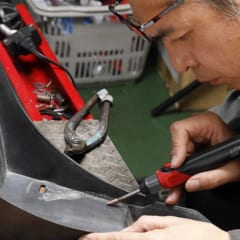 プラスチックリペアで作業中