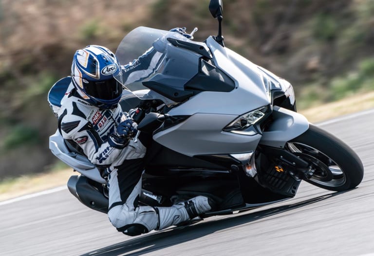 ヤマハ TMAX530DX|ヤマハ新旧TMAX560vs530スポーツ走行対決〈後編:筑波サーキット激走比較〉