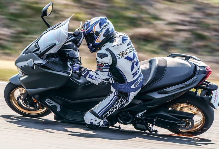 ヤマハ TMAX560 テックマックス|ヤマハ新旧TMAX560vs530スポーツ走行対決〈後編:筑波サーキット激走比較〉