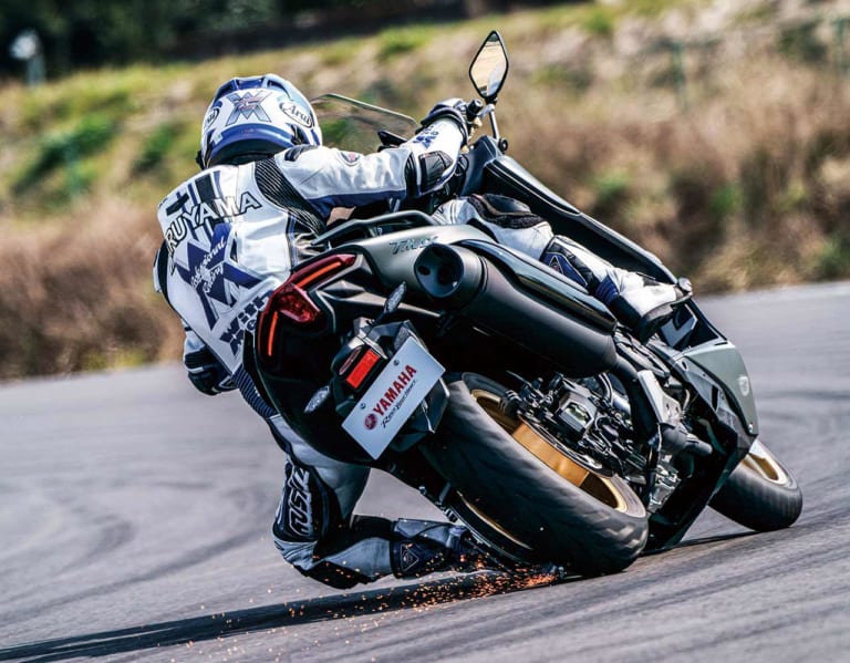 ヤマハ TMAX560 テックマックス|ヤマハ新旧TMAX560vs530スポーツ走行対決〈後編:筑波サーキット激走比較〉