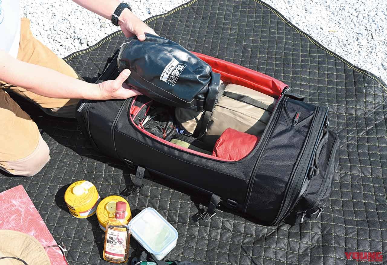 パッキング シートバッグタイプ ヘンリービギンズ(デイトナ)・キャンプシートバッグプロ DH-745|バイクでキャンプツーリング:キャンプ道具積載術(パッキング編)