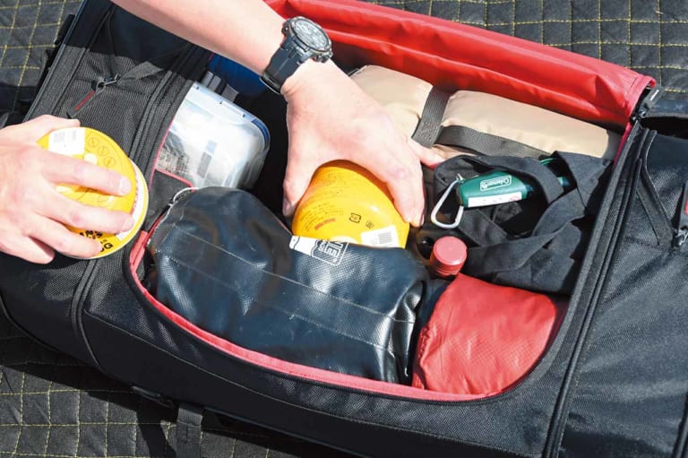 パッキング シートバッグタイプ ヘンリービギンズ(デイトナ)・キャンプシートバッグプロ DH-745|バイクでキャンプツーリング:キャンプ道具積載術(パッキング編)