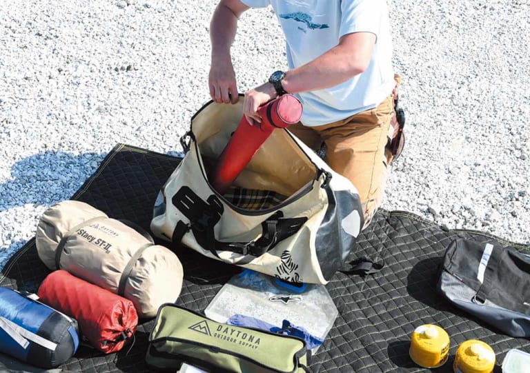 パッキング手順 ツアラテック・アドベンチャードライバッグL(49L) SWモテックのテントバッグ(22L)|バイクでキャンプツーリング:キャンプ道具積載術(パッキング編)