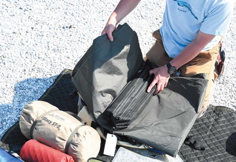 パッキング手順 ツアラテック・アドベンチャードライバッグL(49L) SWモテックのテントバッグ(22L)|バイクでキャンプツーリング:キャンプ道具積載術(パッキング編)