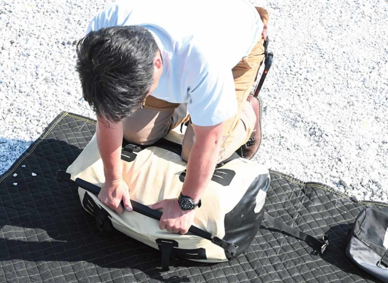 パッキング手順 ツアラテック・アドベンチャードライバッグL(49L) SWモテックのテントバッグ(22L)|バイクでキャンプツーリング:キャンプ道具積載術(パッキング編)
