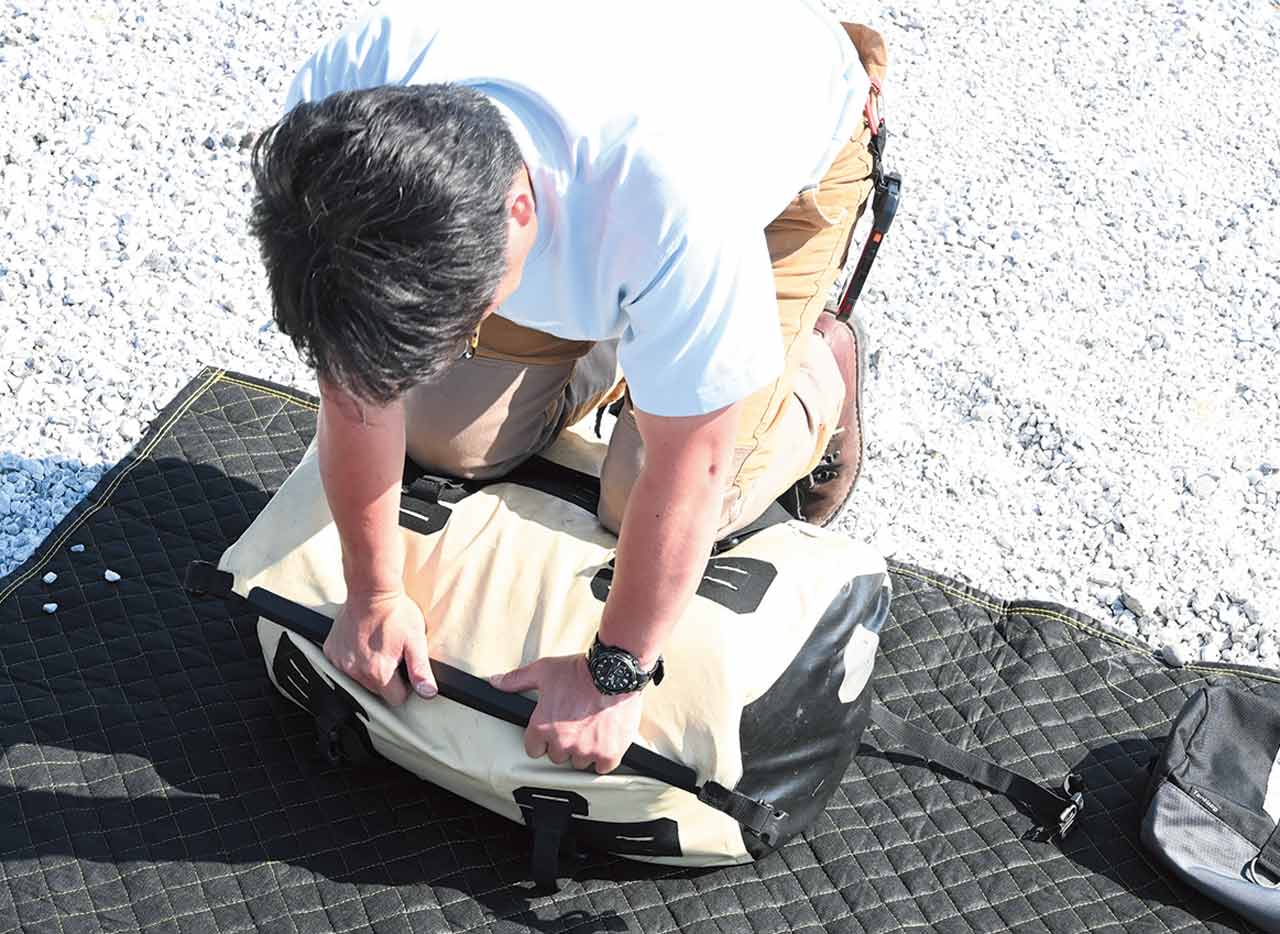 パッキング手順 ツアラテック・アドベンチャードライバッグL(49L) SWモテックのテントバッグ(22L)|バイクでキャンプツーリング:キャンプ道具積載術(パッキング編)