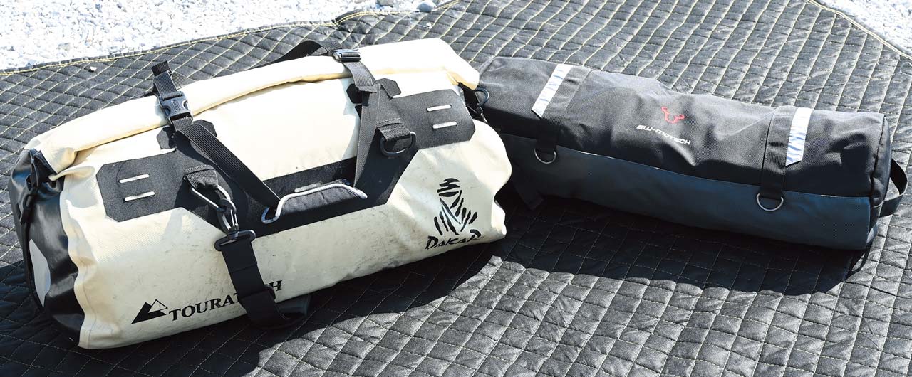 パッキング手順 ツアラテック・アドベンチャードライバッグL(49L) SWモテックのテントバッグ(22L)|バイクでキャンプツーリング:キャンプ道具積載術(パッキング編)