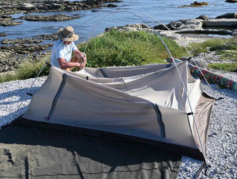 設営:吊り下げ式ドームテントの場合|ソロで楽しむバイクキャンプ成功マニュアル〈タイムスケジュール編〉