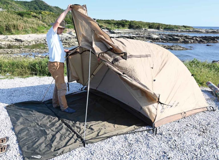 設営:吊り下げ式ドームテントの場合|ソロで楽しむバイクキャンプ成功マニュアル〈タイムスケジュール編〉