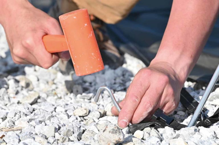 設営:吊り下げ式ドームテントの場合|ソロで楽しむバイクキャンプ成功マニュアル〈タイムスケジュール編〉