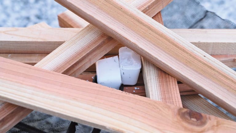 バイクでソロキャンプ|焚き火の起こし方|着火剤セット|“バイクでソロキャンプ”失敗しない焚き火台の選び方【キャンプの花形には徹底的にこだわれ!】