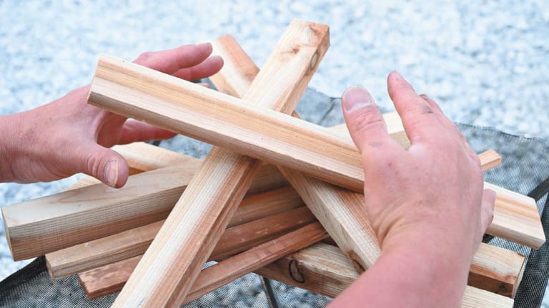 バイクでソロキャンプ|焚き火の起こし方|薪組み|“バイクでソロキャンプ”失敗しない焚き火台の選び方【キャンプの花形には徹底的にこだわれ!】