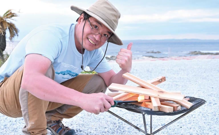 バイクでソロキャンプ|焚き火の起こし方|ロングタイプライターにて着火|“バイクでソロキャンプ”失敗しない焚き火台の選び方【キャンプの花形には徹底的にこだわれ!】