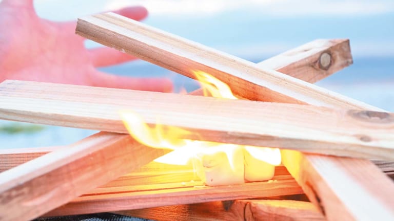 バイクでソロキャンプ|焚き火の起こし方|火育て|“バイクでソロキャンプ”失敗しない焚き火台の選び方【キャンプの花形には徹底的にこだわれ!】