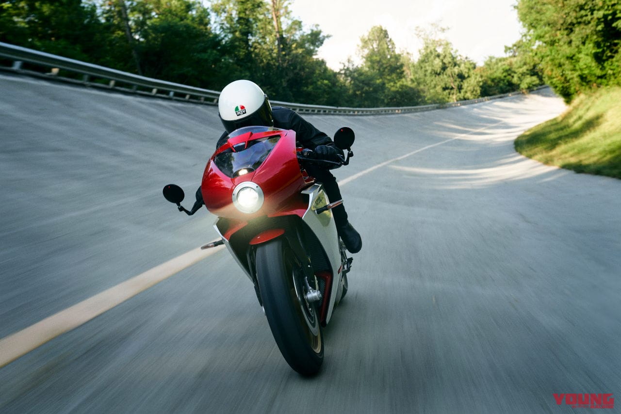 MVアグスタ スーパーベローチェ800|MVアグスタ「スーパーベローチェ800」クールな右2本+左1本マフラー、期間内の予約でゲットだ!