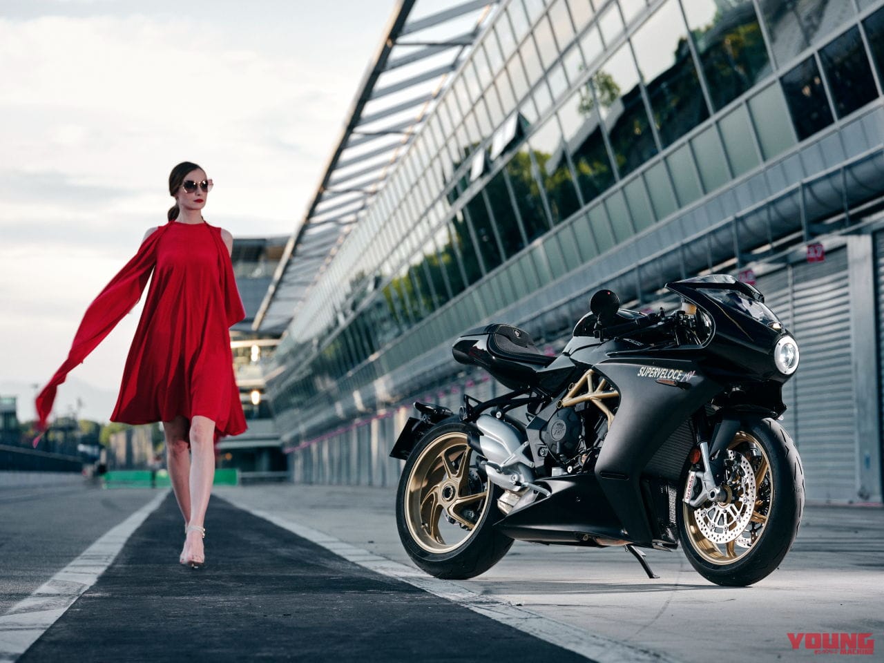 MVアグスタ スーパーベローチェ800|MVアグスタ「スーパーベローチェ800」クールな右2本+左1本マフラー、期間内の予約でゲットだ!