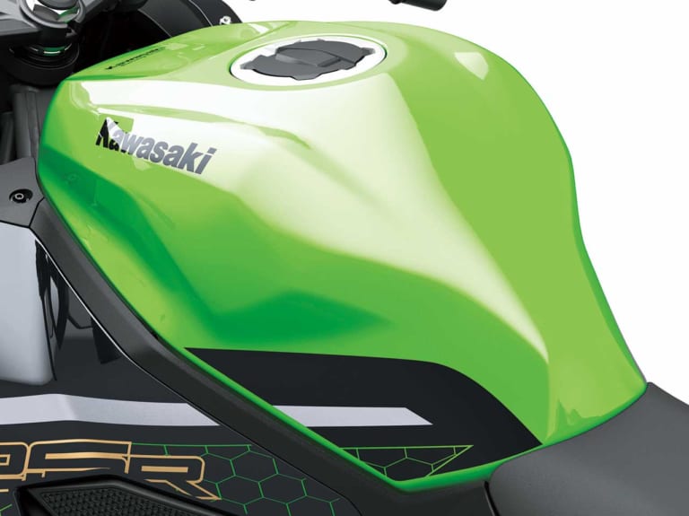 カワサキ ニンジャZX-25R|ニンジャZX-25RのコックピットはまるでZX-6R【本物スペックが織り成す密度】