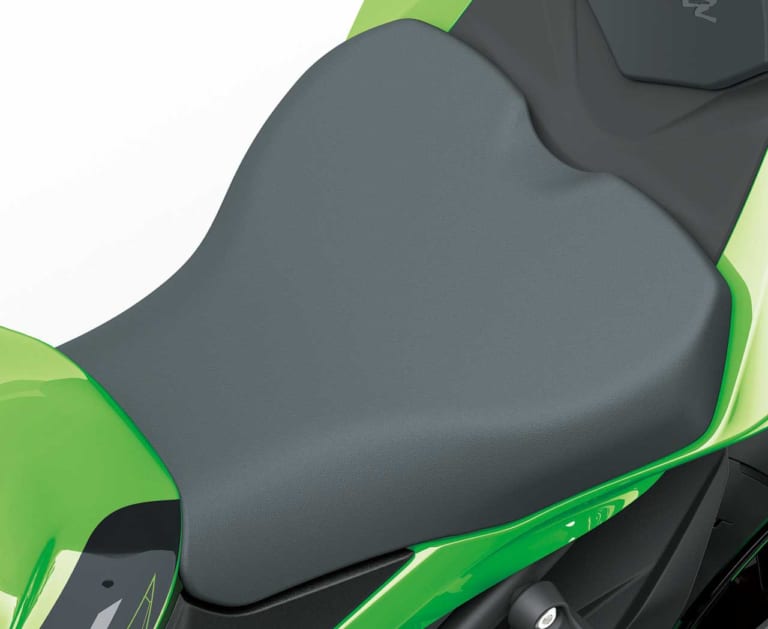 カワサキ ニンジャZX-25R|ニンジャZX-25RのコックピットはまるでZX-6R【本物スペックが織り成す密度】