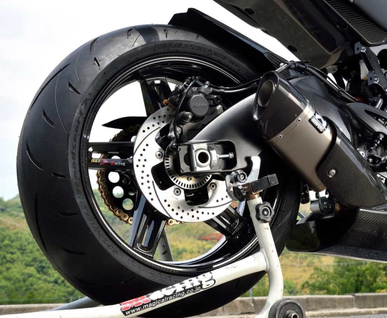 マジカルレーシングカスタムKATANA|ニューKATANAを独自の”MRコンセプト”でカスタム〈マジカルレーシング〉