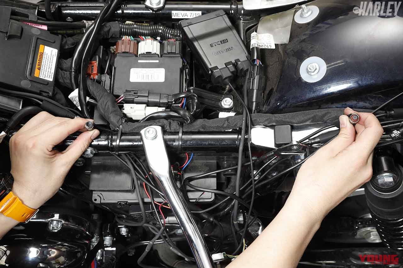 |延長ケーブル同梱でウルトラ系ハーレーでも配線OKのドライブレコーダー〈EDR-21GL〉