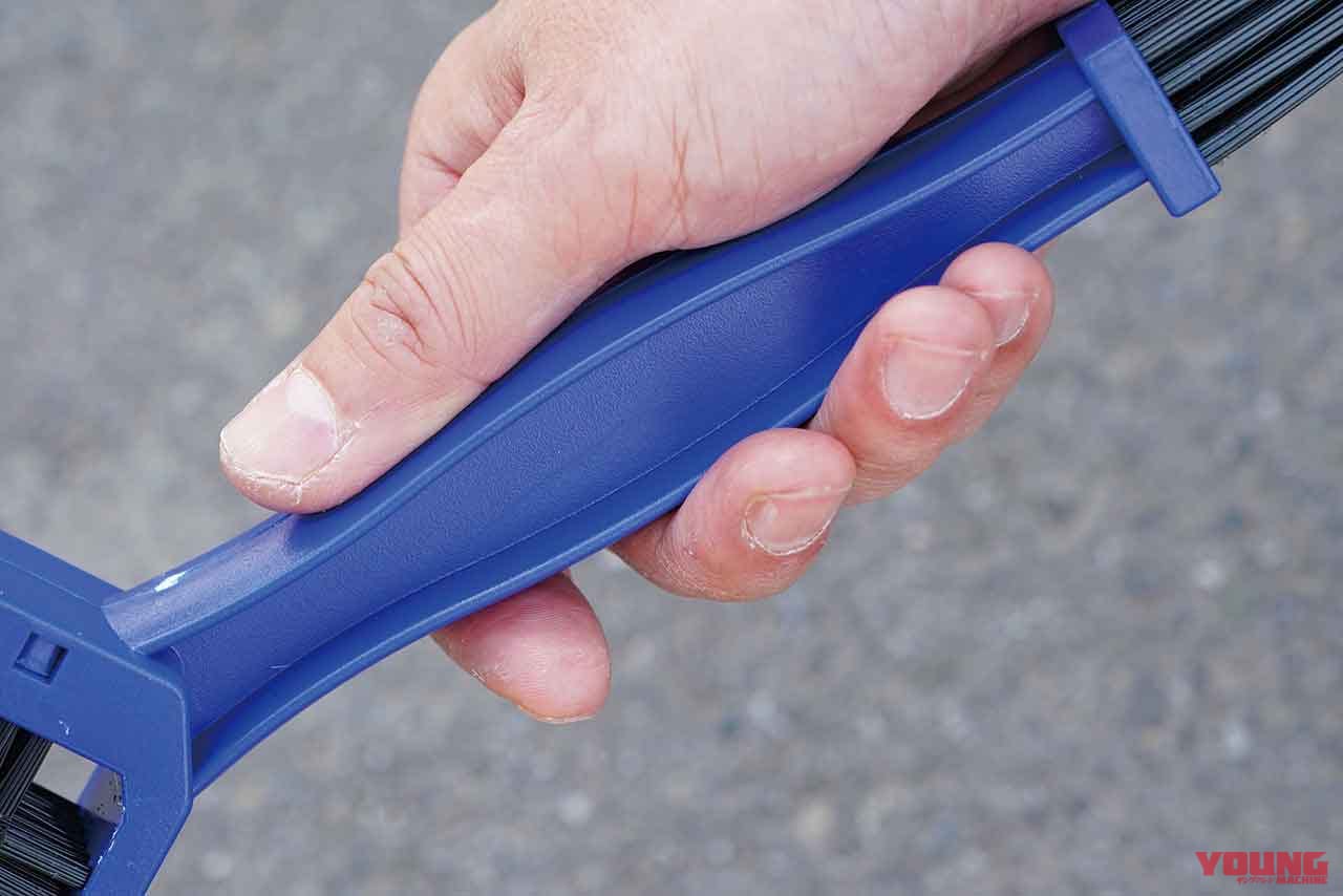 モーションプロ チェーンブラシ|ローラー部とサイドプレートを一度に清掃できるブラシで楽々チェーンメンテナンス