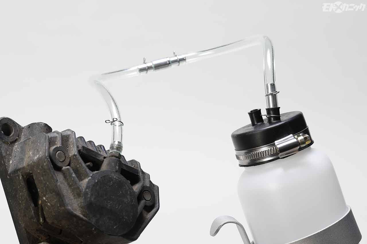 ガタが気になる場合、シール材代わりにプラグの根元にシリコングリスを塗ると良い|なにかと気を遣うブレーキフルードの交換を簡単確実に行える便利工具×7選