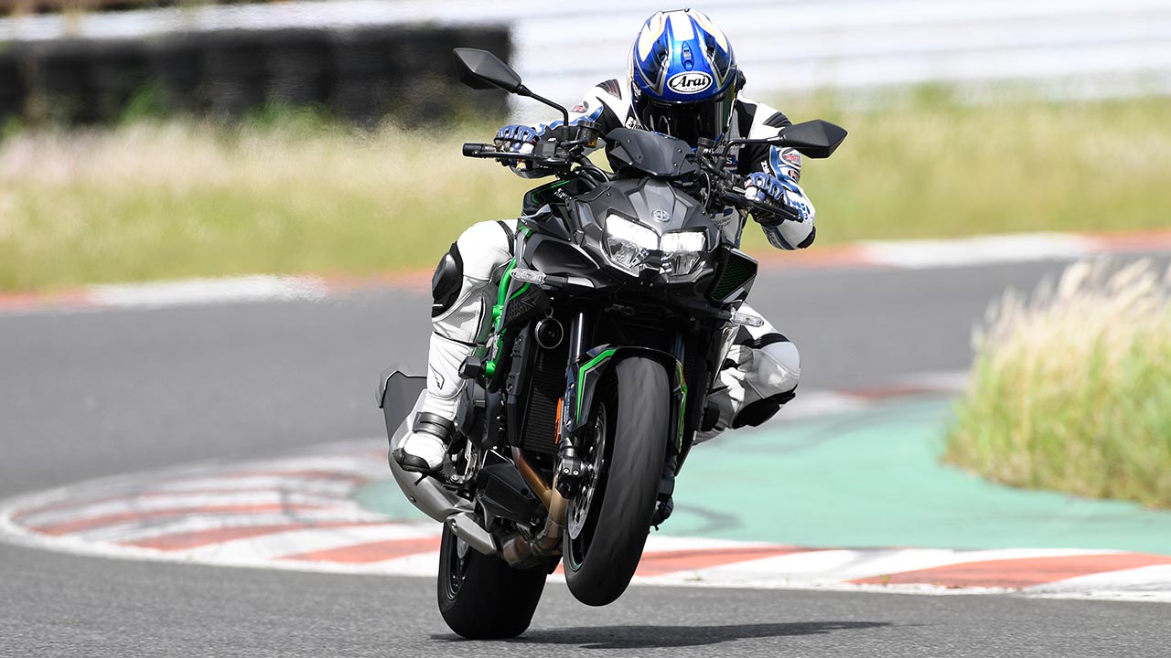 カワサキz H2サーキットテスト 前編 30cmウイリーでスパチャ加速が延々続く Webヤングマシン 最新バイク情報 カワサキz H2サーキットテスト 前編 30cmウイリーでスパチャ加速が延々続く Webヤングマシン 最新バイク情報