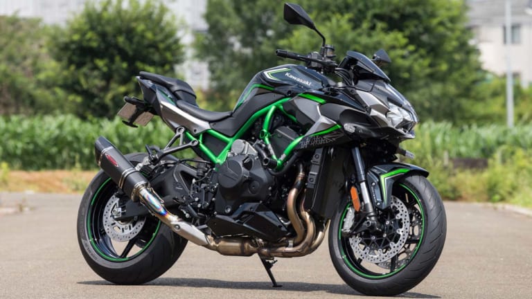 カワサキ ZH2用ストライカー カスタムパーツ|【ストライカー×Z H2】軽量化とスタイルアップでスポーツ性を向上する【マフラーほか】