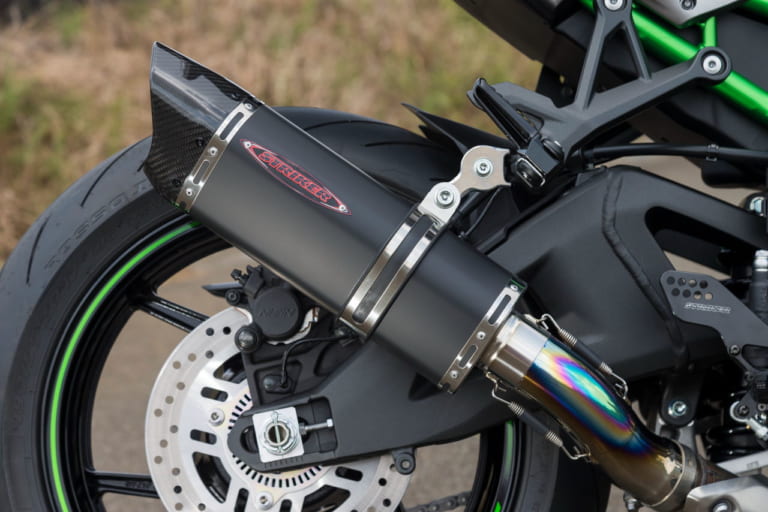 ストライカー カワサキZH2用マフラー|【ストライカー×Z H2】軽量化とスタイルアップでスポーツ性を向上する【マフラーほか】