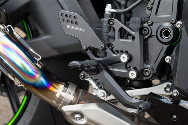 ストライカー カワサキZH2用ステップ|【ストライカー×Z H2】軽量化とスタイルアップでスポーツ性を向上する【マフラーほか】